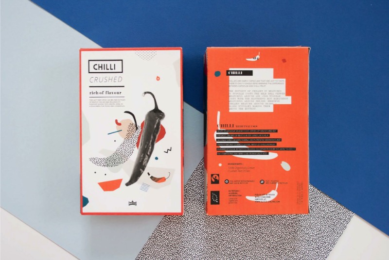 Agata Jeziurska trabalha como designer lá da Polônia e, foi de lá que ela criou as embalagens que você vai ver aqui. O trabalho foi feito para a The Natco Company, uma marca conceito que trabalha com temperos de um jeito um pouco diferente. Foi pensando nesse conceito que ela começou a explorar um estética diferente que combinasse com tudo aquilo que a marca apresenta para o mundo.