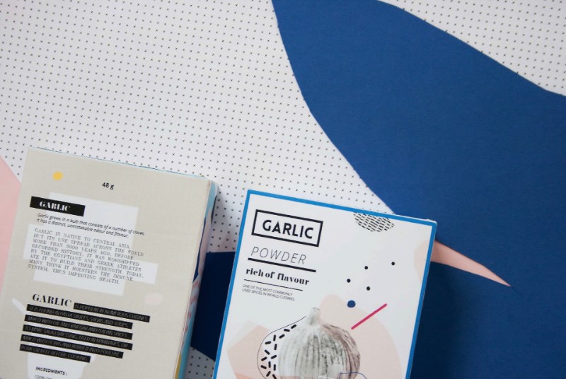 Agata Jeziurska trabalha como designer lá da Polônia e, foi de lá que ela criou as embalagens que você vai ver aqui. O trabalho foi feito para a The Natco Company, uma marca conceito que trabalha com temperos de um jeito um pouco diferente. Foi pensando nesse conceito que ela começou a explorar um estética diferente que combinasse com tudo aquilo que a marca apresenta para o mundo.