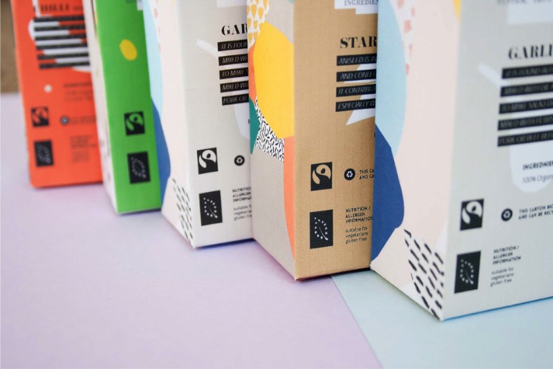 Agata Jeziurska trabalha como designer lá da Polônia e, foi de lá que ela criou as embalagens que você vai ver aqui. O trabalho foi feito para a The Natco Company, uma marca conceito que trabalha com temperos de um jeito um pouco diferente. Foi pensando nesse conceito que ela começou a explorar um estética diferente que combinasse com tudo aquilo que a marca apresenta para o mundo.