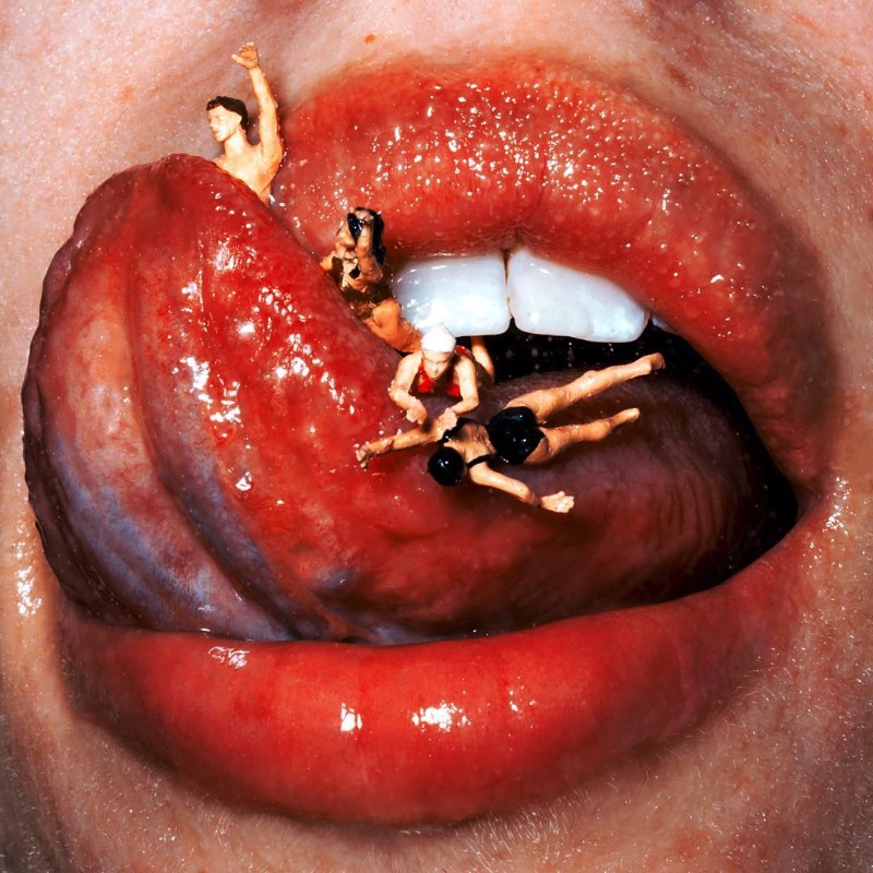 Baseado em Berlim, o trabalho do fotógrafo alemão Marius Sperlich é voltado para lábios de um jeito que beira o pornográfico. Mas ele não fica focado apenas nas muitas bocas que fotografou, sua câmera também aponta para olhos cheios de maquiagem que se tornam ainda mais sexy através da forma com a qual ele edita suas imagens. Sempre beirando o quase pornográfico.