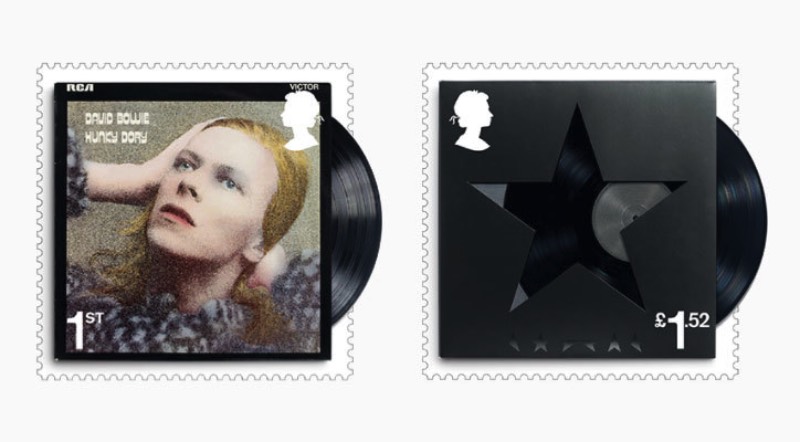 Não sei se, durante seus anos de vida, alguém imaginou que chegariam existir selos do David Bowie mostrando algumas de suas fases mais famosas. Se você não conseguiu imaginar isso, saiba que o Royal Mail Britânico colocou isso em prática e, a partir de 14 de março de 2017, você pode adquiri-los e aprimorar sua coleção de memorabília de um dos maiores astros da música mundial.