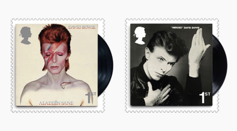 Não sei se, durante seus anos de vida, alguém imaginou que chegariam existir selos do David Bowie mostrando algumas de suas fases mais famosas. Se você não conseguiu imaginar isso, saiba que o Royal Mail Britânico colocou isso em prática e, a partir de 14 de março de 2017, você pode adquiri-los e aprimorar sua coleção de memorabília de um dos maiores astros da música mundial.