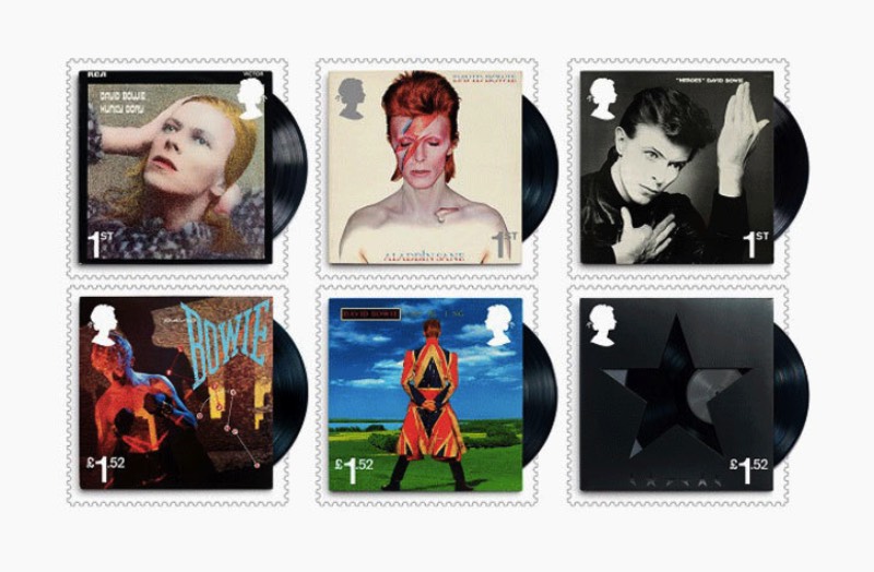 Não sei se, durante seus anos de vida, alguém imaginou que chegariam existir selos do David Bowie mostrando algumas de suas fases mais famosas. Se você não conseguiu imaginar isso, saiba que o Royal Mail Britânico colocou isso em prática e, a partir de 14 de março de 2017, você pode adquiri-los e aprimorar sua coleção de memorabília de um dos maiores astros da música mundial.