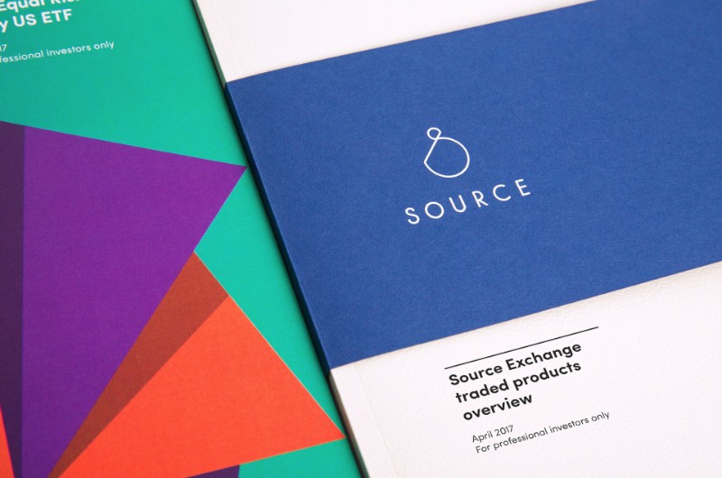 A Source está aqui para mudar o mundo do investimento e a equipe de criação da Mother Design teve a função de colocar esse conceito em prática de forma visual. Abaixo você pode ver todo esse trabalho fenomenal criado por esse estúdio britânico de design e branding.