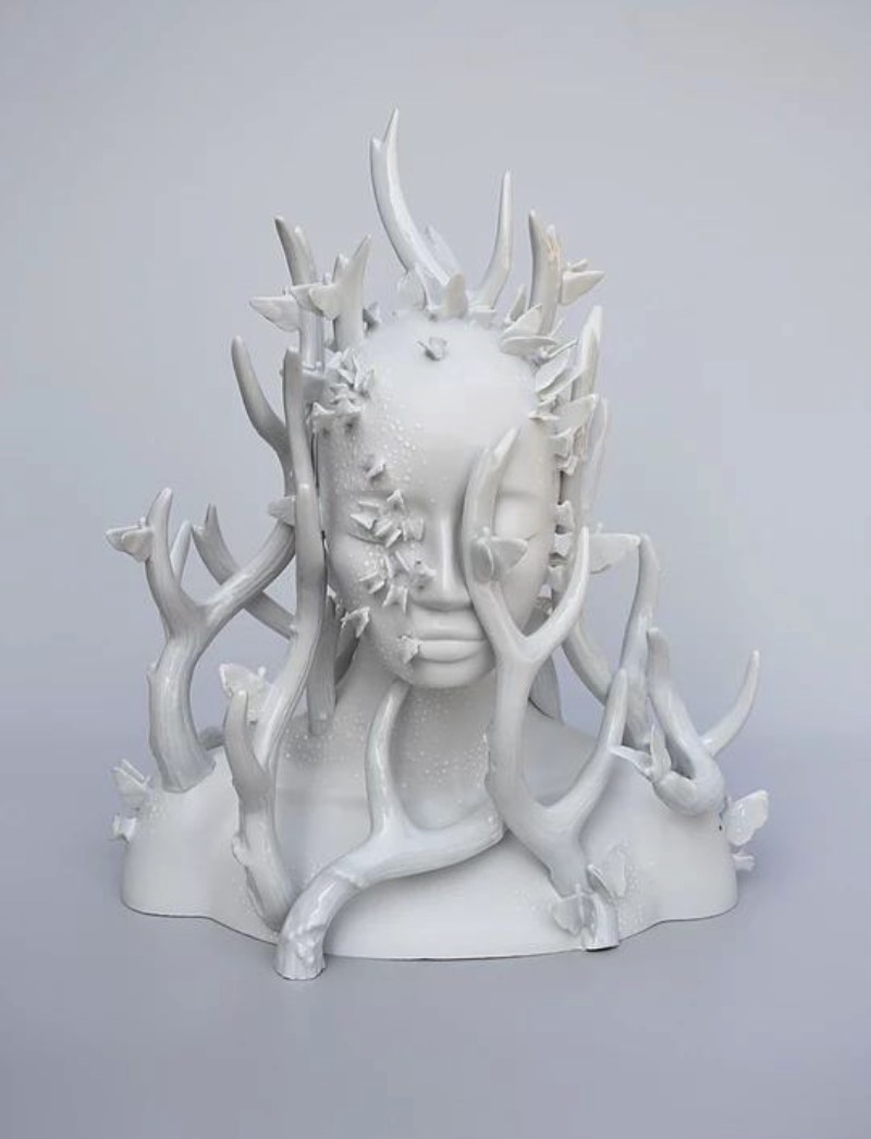 Trabalhando com grandes tópicos como o diálogo entre a tradição e a modernidade, a conexão entre a natureza e a humanidade e a oposição entre a vida e a morte você vai encontrar o trabalho de Juliette Clovis. Essa artista contemporânea francesa nascida em 1978 em Poitiers, na França, anda explorando os temas acima com cerâmica de um jeito fora do comum. 