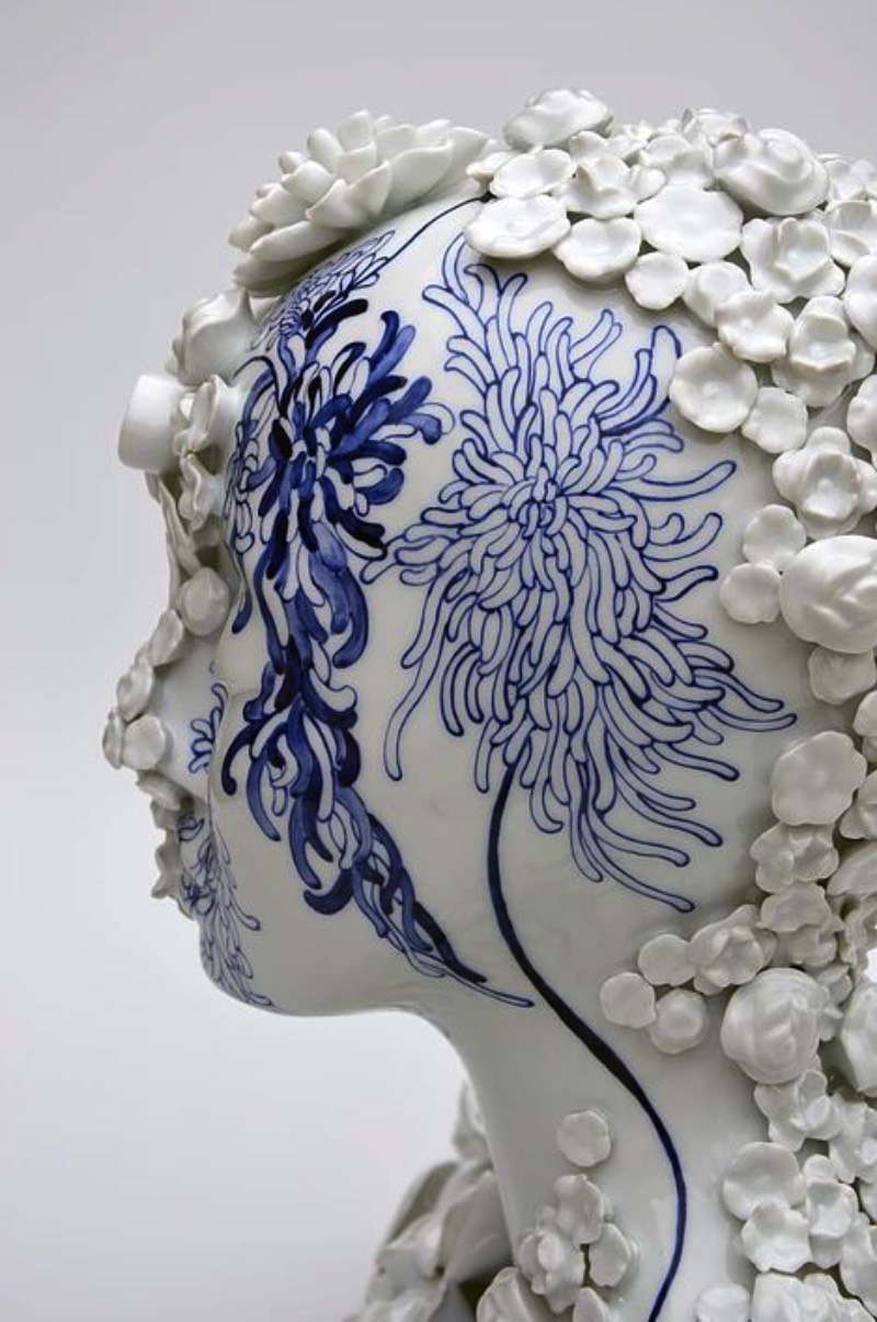 Trabalhando com grandes tópicos como o diálogo entre a tradição e a modernidade, a conexão entre a natureza e a humanidade e a oposição entre a vida e a morte você vai encontrar o trabalho de Juliette Clovis. Essa artista contemporânea francesa nascida em 1978 em Poitiers, na França, anda explorando os temas acima com cerâmica de um jeito fora do comum. 