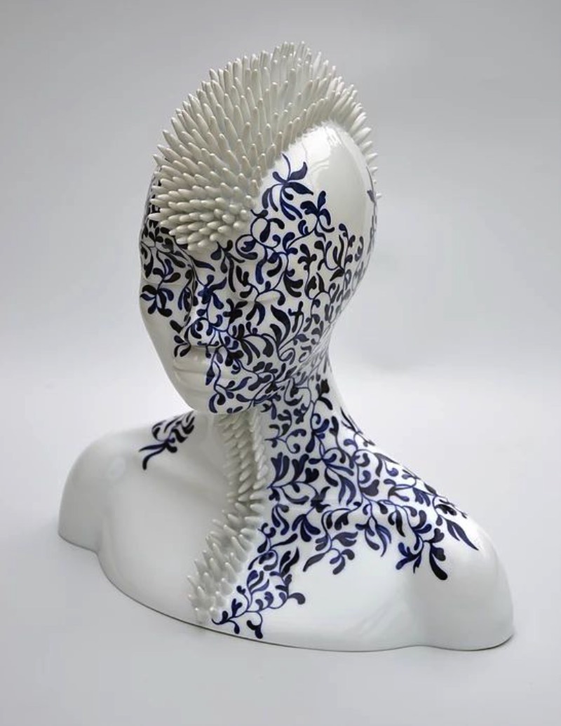 Trabalhando com grandes tópicos como o diálogo entre a tradição e a modernidade, a conexão entre a natureza e a humanidade e a oposição entre a vida e a morte você vai encontrar o trabalho de Juliette Clovis. Essa artista contemporânea francesa nascida em 1978 em Poitiers, na França, anda explorando os temas acima com cerâmica de um jeito fora do comum. 
