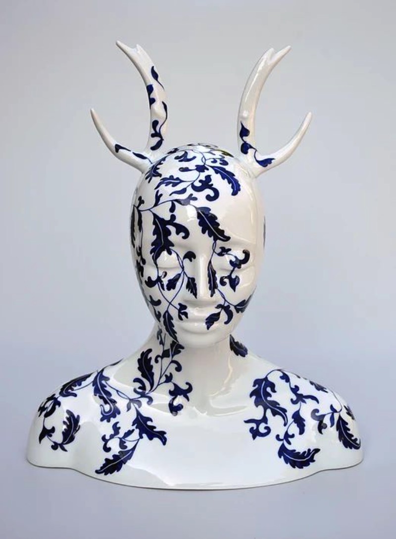 Trabalhando com grandes tópicos como o diálogo entre a tradição e a modernidade, a conexão entre a natureza e a humanidade e a oposição entre a vida e a morte você vai encontrar o trabalho de Juliette Clovis. Essa artista contemporânea francesa nascida em 1978 em Poitiers, na França, anda explorando os temas acima com cerâmica de um jeito fora do comum. 