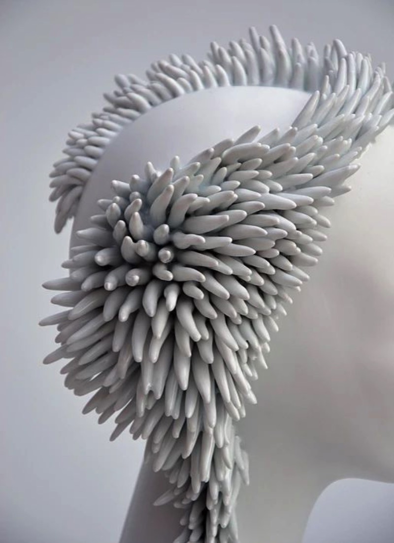 Trabalhando com grandes tópicos como o diálogo entre a tradição e a modernidade, a conexão entre a natureza e a humanidade e a oposição entre a vida e a morte você vai encontrar o trabalho de Juliette Clovis. Essa artista contemporânea francesa nascida em 1978 em Poitiers, na França, anda explorando os temas acima com cerâmica de um jeito fora do comum. 