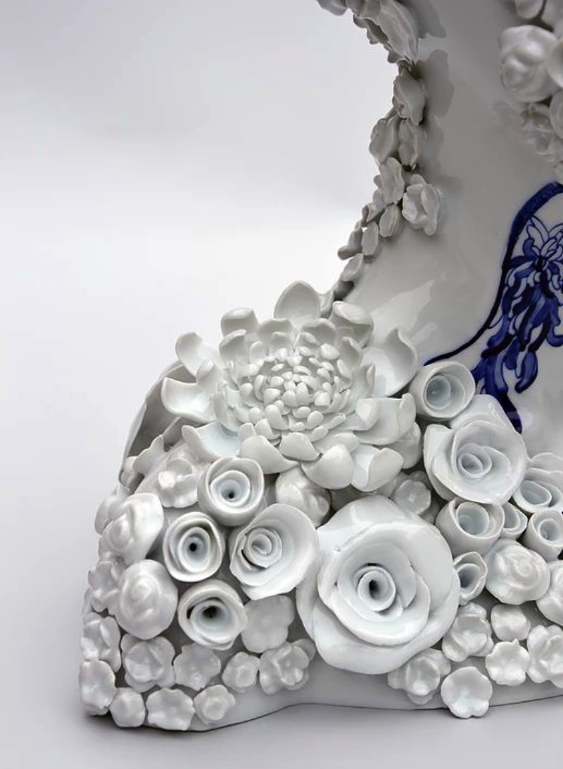 Trabalhando com grandes tópicos como o diálogo entre a tradição e a modernidade, a conexão entre a natureza e a humanidade e a oposição entre a vida e a morte você vai encontrar o trabalho de Juliette Clovis. Essa artista contemporânea francesa nascida em 1978 em Poitiers, na França, anda explorando os temas acima com cerâmica de um jeito fora do comum. 