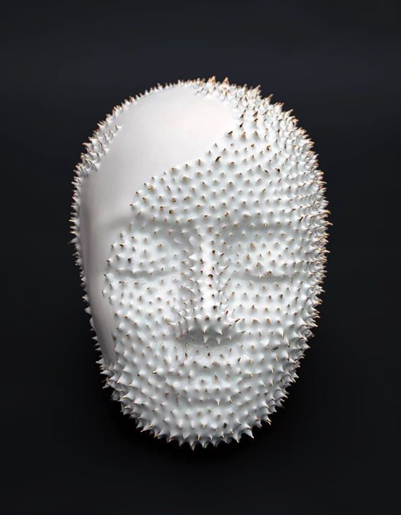 Trabalhando com grandes tópicos como o diálogo entre a tradição e a modernidade, a conexão entre a natureza e a humanidade e a oposição entre a vida e a morte você vai encontrar o trabalho de Juliette Clovis. Essa artista contemporânea francesa nascida em 1978 em Poitiers, na França, anda explorando os temas acima com cerâmica de um jeito fora do comum. 