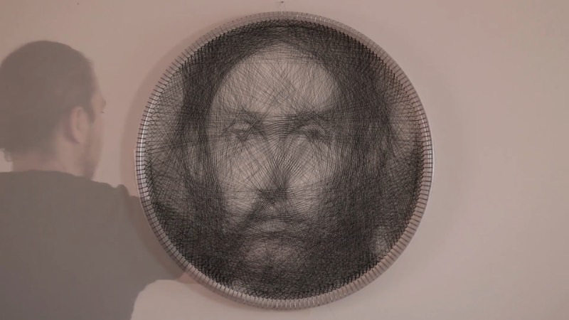 Petros Vrellis parece ter criado uma nova forma de produzir retratos. Uma forma diferente, que usa do contraste da tecnologia gerada por algoritmos com a simplicidade dos fios de costura. É dessa forma que foram criados os retratos que você pode ver por aqui mas eu não consegui entender direito como que tudo é feito. E acho que nunca vou entender. 