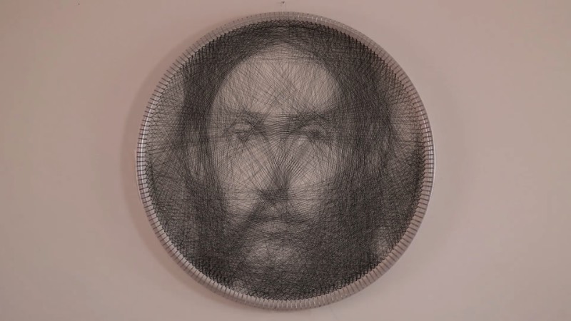 Petros Vrellis parece ter criado uma nova forma de produzir retratos. Uma forma diferente, que usa do contraste da tecnologia gerada por algoritmos com a simplicidade dos fios de costura. É dessa forma que foram criados os retratos que você pode ver por aqui mas eu não consegui entender direito como que tudo é feito. E acho que nunca vou entender. 