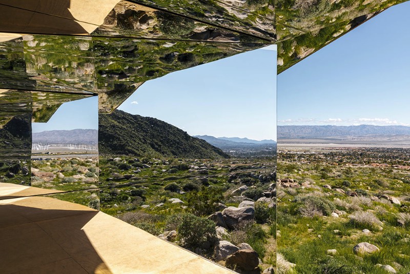 Entre as montanhas de San Jacinto e o vale de Coachella é onde você vai encontrar o mais novo projeto do artista americano Doug Aitken. Foi lá, nas montanhas da Califórnia, que ele transformou um típico rancho local em uma estranha miragem feita de inúmeros espelhos refletindo tudo que existe ao redor dela.