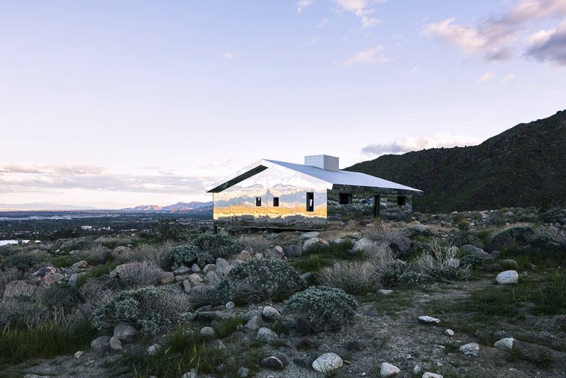 Entre as montanhas de San Jacinto e o vale de Coachella é onde você vai encontrar o mais novo projeto do artista americano Doug Aitken. Foi lá, nas montanhas da Califórnia, que ele transformou um típico rancho local em uma estranha miragem feita de inúmeros espelhos refletindo tudo que existe ao redor dela.