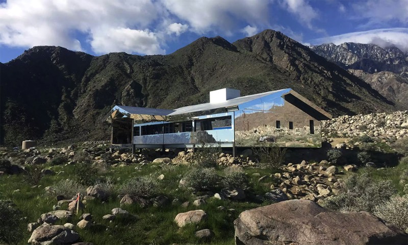 Entre as montanhas de San Jacinto e o vale de Coachella é onde você vai encontrar o mais novo projeto do artista americano Doug Aitken. Foi lá, nas montanhas da Califórnia, que ele transformou um típico rancho local em uma estranha miragem feita de inúmeros espelhos refletindo tudo que existe ao redor dela.