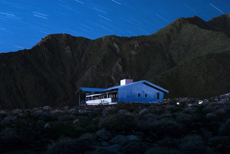 Entre as montanhas de San Jacinto e o vale de Coachella é onde você vai encontrar o mais novo projeto do artista americano Doug Aitken. Foi lá, nas montanhas da Califórnia, que ele transformou um típico rancho local em uma estranha miragem feita de inúmeros espelhos refletindo tudo que existe ao redor dela.