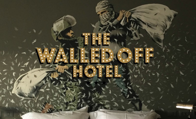 Walled Off Hotel é o nome da última empreitada do artista conhecido como Banksy. Sua última criação é um resort para vândalos com tudo incluso em Belém, a poucos metros do muro que separa a Palestina de Israel. Muro esse que já foi criticado pelo artista anteriormente e que é considerado por muitos como mais um exemplo da política de exclusão israelense.