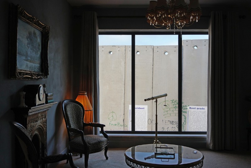 Walled Off Hotel é o nome da última empreitada do artista conhecido como Banksy. Sua última criação é um resort para vândalos com tudo incluso em Belém, a poucos metros do muro que separa a Palestina de Israel. Muro esse que já foi criticado pelo artista anteriormente e que é considerado por muitos como mais um exemplo da política de exclusão israelense.