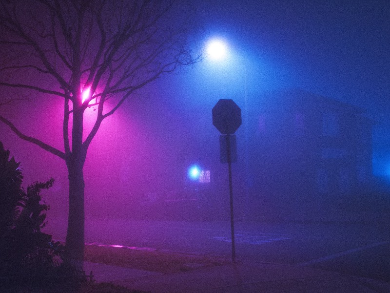 Neil Kryszak é uma dessas pessoas multifuncionais. Ele toca bateria, trabalha como designer gráfico, compões e produz música eletrônica e é um fotógrafo que captura o mundo ao seu redor em gradientes neon que me lembram muito o mundo dos video games. Seu olhar parece que está sempre observando tudo que acontece, apenas esperando aquele momento perfeito onde a luz parece que perfeita. Seu portfólio é assim e você vai adorar, tenho certeza disso. 
