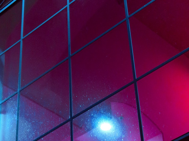 Neil Kryszak é uma dessas pessoas multifuncionais. Ele toca bateria, trabalha como designer gráfico, compões e produz música eletrônica e é um fotógrafo que captura o mundo ao seu redor em gradientes neon que me lembram muito o mundo dos video games. Seu olhar parece que está sempre observando tudo que acontece, apenas esperando aquele momento perfeito onde a luz parece que perfeita. Seu portfólio é assim e você vai adorar, tenho certeza disso. 