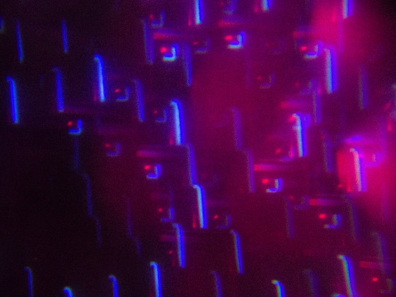 Neil Kryszak é uma dessas pessoas multifuncionais. Ele toca bateria, trabalha como designer gráfico, compões e produz música eletrônica e é um fotógrafo que captura o mundo ao seu redor em gradientes neon que me lembram muito o mundo dos video games. Seu olhar parece que está sempre observando tudo que acontece, apenas esperando aquele momento perfeito onde a luz parece que perfeita. Seu portfólio é assim e você vai adorar, tenho certeza disso. 