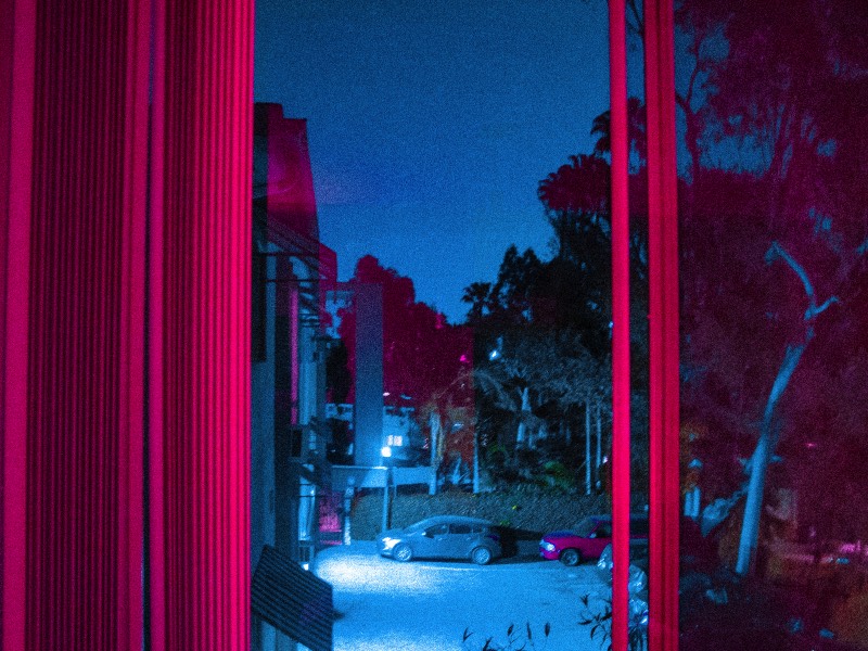 Neil Kryszak é uma dessas pessoas multifuncionais. Ele toca bateria, trabalha como designer gráfico, compões e produz música eletrônica e é um fotógrafo que captura o mundo ao seu redor em gradientes neon que me lembram muito o mundo dos video games. Seu olhar parece que está sempre observando tudo que acontece, apenas esperando aquele momento perfeito onde a luz parece que perfeita. Seu portfólio é assim e você vai adorar, tenho certeza disso. 
