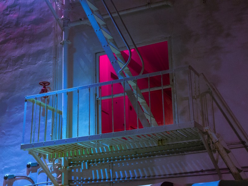 Neil Kryszak é uma dessas pessoas multifuncionais. Ele toca bateria, trabalha como designer gráfico, compões e produz música eletrônica e é um fotógrafo que captura o mundo ao seu redor em gradientes neon que me lembram muito o mundo dos video games. Seu olhar parece que está sempre observando tudo que acontece, apenas esperando aquele momento perfeito onde a luz parece que perfeita. Seu portfólio é assim e você vai adorar, tenho certeza disso. 