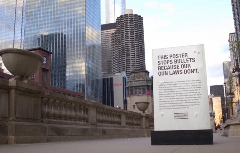 Com a caótica presidência de Donald Trump, as leis de regulamentação de armas de fogo nos Estados Unidos parecem que vão se tornar ainda mais flexíveis. Foi pensando nisso que o pessoal da Ogilvy & Mather Chicago resolveu criar um poster a prova de balas para protestar tudo que está acontecendo. Criação para o pessoal da Americans for Responsible Solutions e você pode ver tudo isso logo abaixo.