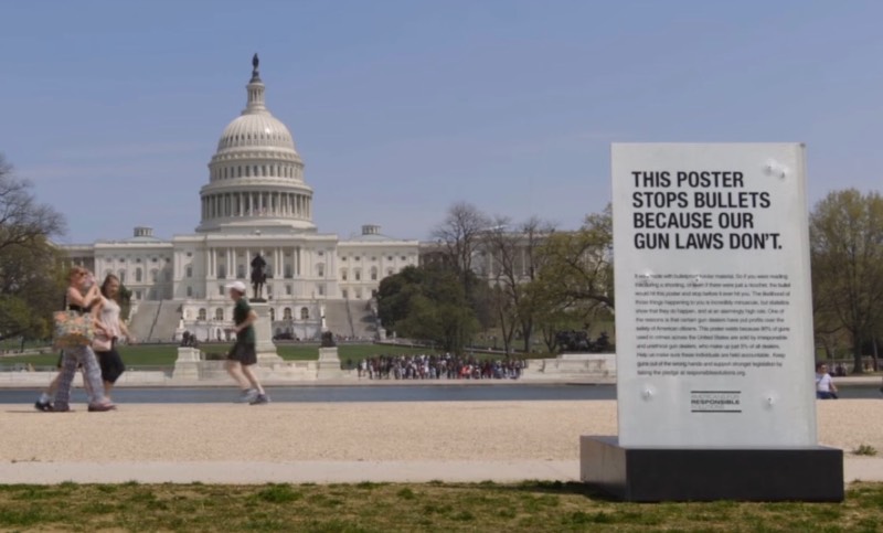 Com a caótica presidência de Donald Trump, as leis de regulamentação de armas de fogo nos Estados Unidos parecem que vão se tornar ainda mais flexíveis. Foi pensando nisso que o pessoal da Ogilvy & Mather Chicago resolveu criar um poster a prova de balas para protestar tudo que está acontecendo. Criação para o pessoal da Americans for Responsible Solutions e você pode ver tudo isso logo abaixo.