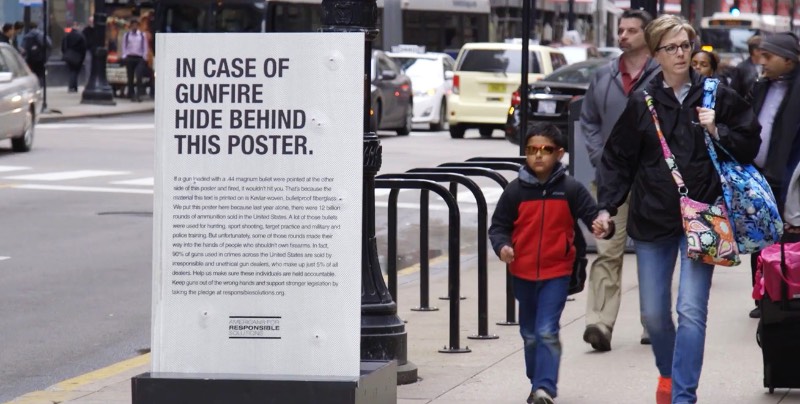 Com a caótica presidência de Donald Trump, as leis de regulamentação de armas de fogo nos Estados Unidos parecem que vão se tornar ainda mais flexíveis. Foi pensando nisso que o pessoal da Ogilvy & Mather Chicago resolveu criar um poster a prova de balas para protestar tudo que está acontecendo. Criação para o pessoal da Americans for Responsible Solutions e você pode ver tudo isso logo abaixo.