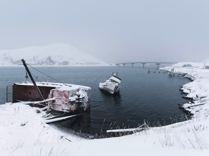 Corey Arnold é um fotógrafo que trabalhou muitos anos como pescador nas águas frias do Alaska. Foram nas águas escuras do Estreito de Bering que ele criou seu projeto chamado Aleutian Dreams, onde ele documenta a vida e o trabalho nesse local distante do resto do mundo. Lá, você vê raposas, águias e todos aqueles pássaros que querem se alimentar da difícil pesca que acontece em um cenário tão especial quanto esse.
