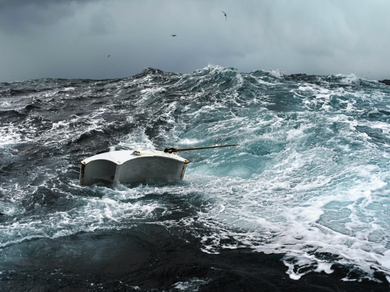 Corey Arnold é um fotógrafo que trabalhou muitos anos como pescador nas águas frias do Alaska. Foram nas águas escuras do Estreito de Bering que ele criou seu projeto chamado Aleutian Dreams, onde ele documenta a vida e o trabalho nesse local distante do resto do mundo. Lá, você vê raposas, águias e todos aqueles pássaros que querem se alimentar da difícil pesca que acontece em um cenário tão especial quanto esse.