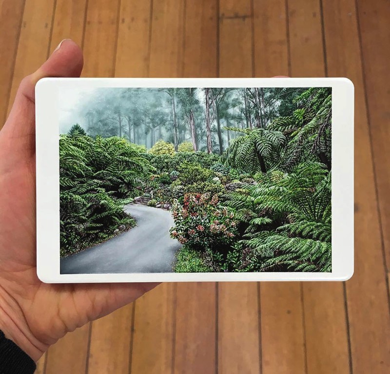 A forma com a qual a artista Natasha Bieniek explora suas pinturas de paisagens é alimentada pelo seu interesse nas formas com as quais nós, seres humanos, nos relacionamos com o mundo natural. Mais especificamente, na forma com a qual nossa presença na Terra causa um impacto no ambiente natural através do nosso mundo urbano. 