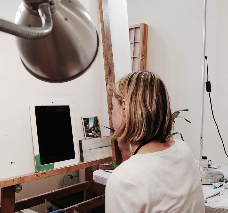 A forma com a qual a artista Natasha Bieniek explora suas pinturas de paisagens é alimentada pelo seu interesse nas formas com as quais nós, seres humanos, nos relacionamos com o mundo natural. Mais especificamente, na forma com a qual nossa presença na Terra causa um impacto no ambiente natural através do nosso mundo urbano. 