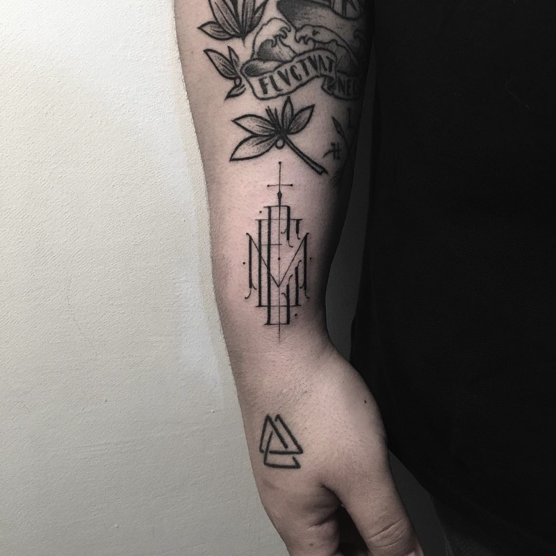 O tatuador Léo Gavaggio, mais conhecido pelo mundo pelo nome de Walter Hego, é feito para quem gosta muito de tipografia, especialmente monogramas. Lá de Paris, esse tatuador cria desenhos ao misturar letras e mais letras. Utilizando de linhas bem finas, esse aglomerado de letras acaba com um visual bem delicado e preciso que, algumas vezes, fica parecendo até irreal.
