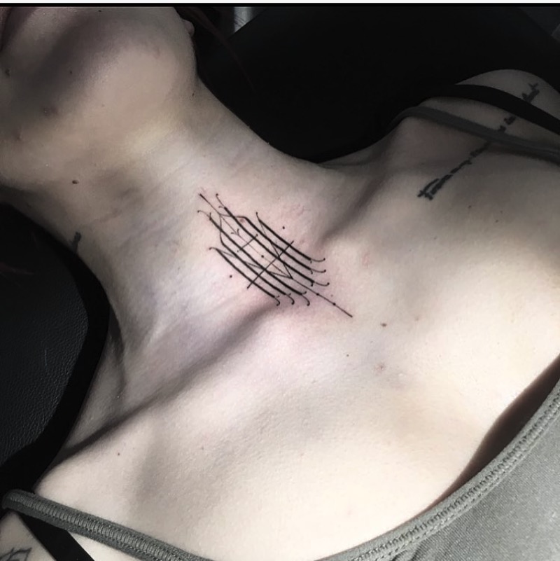 O tatuador Léo Gavaggio, mais conhecido pelo mundo pelo nome de Walter Hego, é feito para quem gosta muito de tipografia, especialmente monogramas. Lá de Paris, esse tatuador cria desenhos ao misturar letras e mais letras. Utilizando de linhas bem finas, esse aglomerado de letras acaba com um visual bem delicado e preciso que, algumas vezes, fica parecendo até irreal.