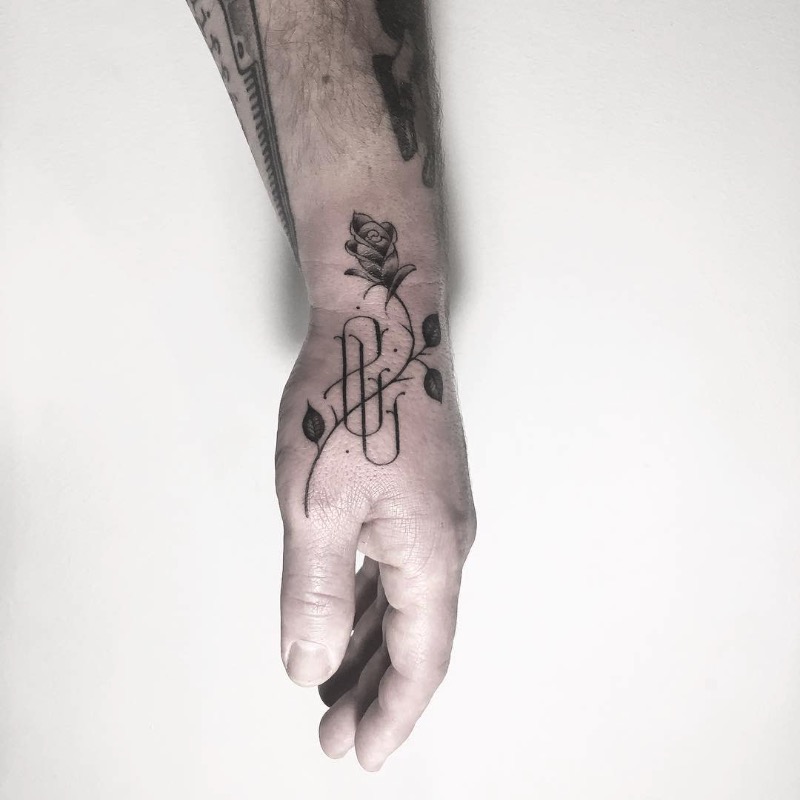 O tatuador Léo Gavaggio, mais conhecido pelo mundo pelo nome de Walter Hego, é feito para quem gosta muito de tipografia, especialmente monogramas. Lá de Paris, esse tatuador cria desenhos ao misturar letras e mais letras. Utilizando de linhas bem finas, esse aglomerado de letras acaba com um visual bem delicado e preciso que, algumas vezes, fica parecendo até irreal.
