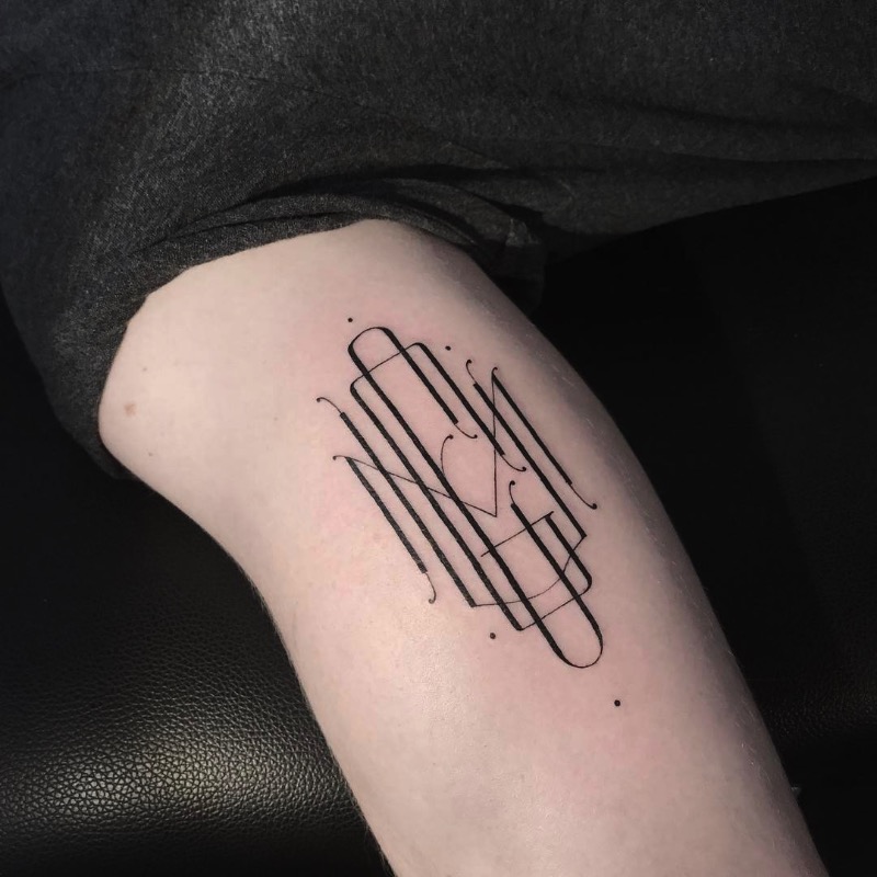 O tatuador Léo Gavaggio, mais conhecido pelo mundo pelo nome de Walter Hego, é feito para quem gosta muito de tipografia, especialmente monogramas. Lá de Paris, esse tatuador cria desenhos ao misturar letras e mais letras. Utilizando de linhas bem finas, esse aglomerado de letras acaba com um visual bem delicado e preciso que, algumas vezes, fica parecendo até irreal.
