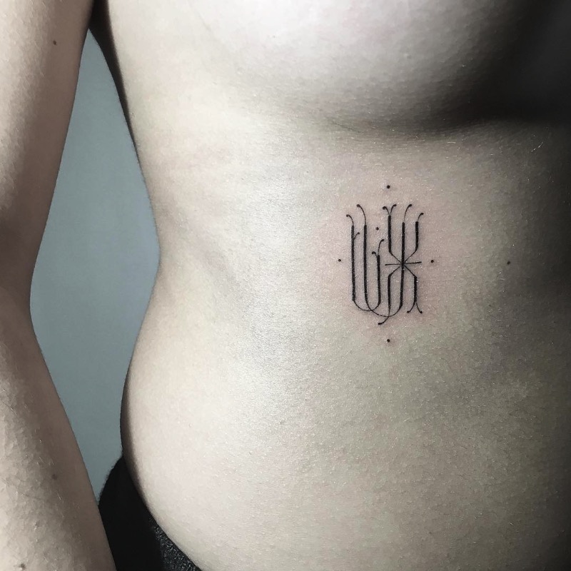 O tatuador Léo Gavaggio, mais conhecido pelo mundo pelo nome de Walter Hego, é feito para quem gosta muito de tipografia, especialmente monogramas. Lá de Paris, esse tatuador cria desenhos ao misturar letras e mais letras. Utilizando de linhas bem finas, esse aglomerado de letras acaba com um visual bem delicado e preciso que, algumas vezes, fica parecendo até irreal.