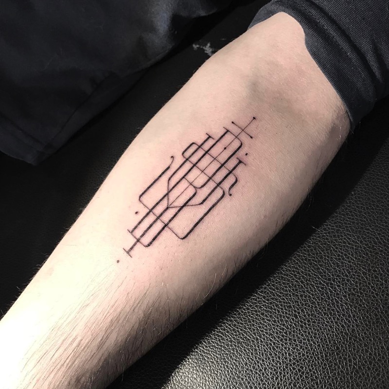 O tatuador Léo Gavaggio, mais conhecido pelo mundo pelo nome de Walter Hego, é feito para quem gosta muito de tipografia, especialmente monogramas. Lá de Paris, esse tatuador cria desenhos ao misturar letras e mais letras. Utilizando de linhas bem finas, esse aglomerado de letras acaba com um visual bem delicado e preciso que, algumas vezes, fica parecendo até irreal.