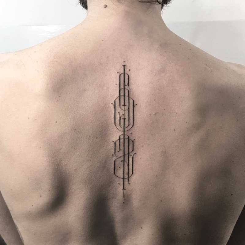 O tatuador Léo Gavaggio, mais conhecido pelo mundo pelo nome de Walter Hego, é feito para quem gosta muito de tipografia, especialmente monogramas. Lá de Paris, esse tatuador cria desenhos ao misturar letras e mais letras. Utilizando de linhas bem finas, esse aglomerado de letras acaba com um visual bem delicado e preciso que, algumas vezes, fica parecendo até irreal.
