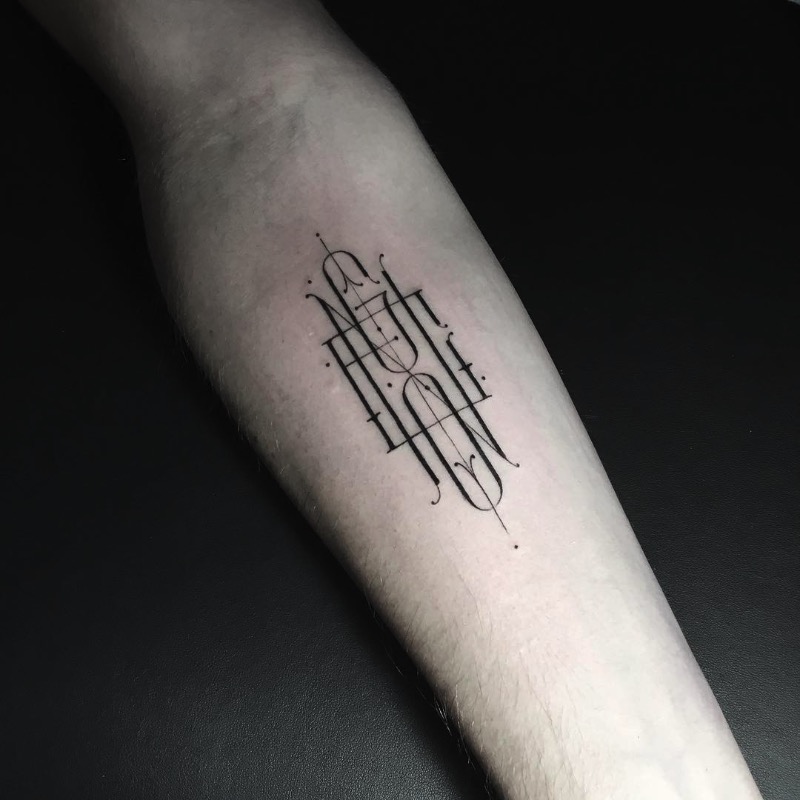 O tatuador Léo Gavaggio, mais conhecido pelo mundo pelo nome de Walter Hego, é feito para quem gosta muito de tipografia, especialmente monogramas. Lá de Paris, esse tatuador cria desenhos ao misturar letras e mais letras. Utilizando de linhas bem finas, esse aglomerado de letras acaba com um visual bem delicado e preciso que, algumas vezes, fica parecendo até irreal.