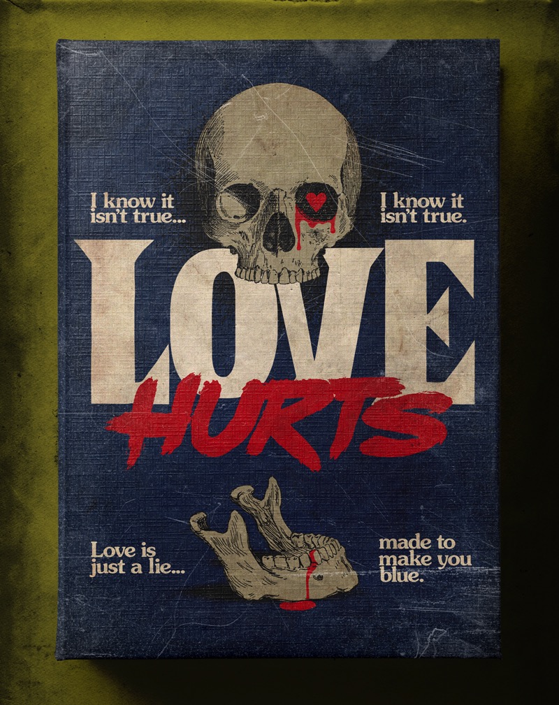 Stranger Love Songs é uma série ilustrada onde Butcher Billy imagina um universo alternativo. Um lugar onde as músicas pop dos anos 70 e 80 se tornaram livros de Stephen King. Um conceito não muito comum mas que pode ajudar a mostrar um pouco do lado negro do amor e como ele é retratado na música que escutamos hoje em dia. Tudo isso utilizando do visual que os livros de Stephen King tinham antes deles serem descobertos por figuras do cinema como Stanley Kubrick e Brian De Palma. 