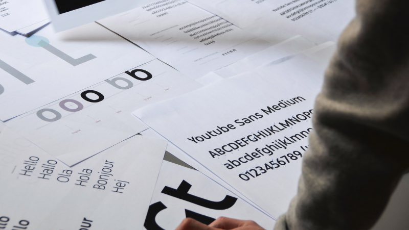 A agência Saffron resolveu experimentar um pouco com o YouTube Branding e publicou um estudo de caso bem interessante sobre o assunto. Nesse projeto você pode ver como os designers da agência resistiram a tentação de jogar fora a identidade visual que o Youtube anda usando há anos. A ideia aqui não era de mudar a estética e apresentar uma nova marca, um novo logo. 
