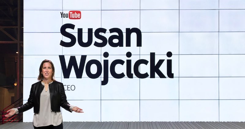 A agência Saffron resolveu experimentar um pouco com o YouTube Branding e publicou um estudo de caso bem interessante sobre o assunto. Nesse projeto você pode ver como os designers da agência resistiram a tentação de jogar fora a identidade visual que o Youtube anda usando há anos. A ideia aqui não era de mudar a estética e apresentar uma nova marca, um novo logo. 