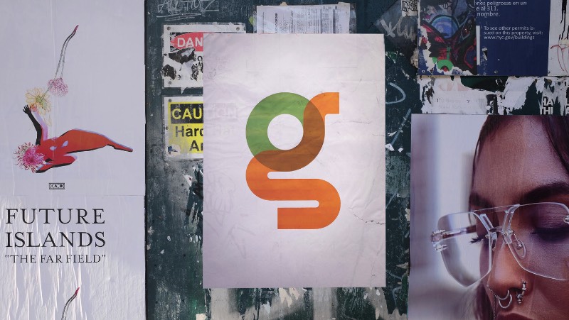 Para celebrar os 66 anos de vida do artista e ativista LGBT Gilbert Baker, o pessoal da NYC Pride e NewFest se juntaram a equipe de design da Ogilvy & Mather’s e a Fontself para criar uma fonte que acabou recebendo o nome de Gilbert. O artista é mais conhecido por ter sido o responsável pela criação da bandeira arco íris em 1978, ícone bastante utilizado no movimento LGBT.