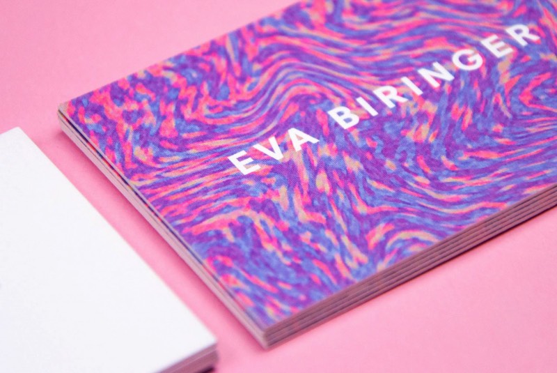 Anders Bakken é um designer gráfico norueguês baseado em Lucerna, na Suíça. De lá, ele trabalha de perto com clientes internacionais para o desenvolvimento de soluções criativas em posters, design gráfico, materiais impressos e branding.