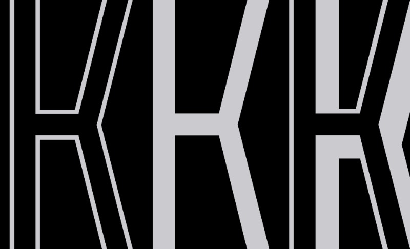 Kata Moravszki criou a fonte gratuita Kookaburra inspirada por uma série de letras e antigos posters húngaros da década de trinta. O objetivo desse design tipográfico era de criar algo diferente, divertido e que tivesse um visual um pouco estranho. Um visual que pudesse ser complementado por ilustrações e outros elementos gráficos. Esses foram os pensamentos que a designer tinha em mente quando ela criava essa fonte. Afinal, para ela, as risadas e a diversão são os melhores conceitos que ela poderia utilizar em um trabalho como esse.