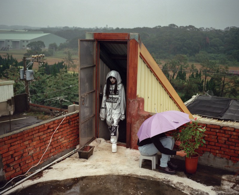 O fotógrafo Léo Berne transformou uma modelo asiática em uma pessoa completamente diferente, usando apenas de uma versão moderna da tradicional maquiagem de corpse paint famosa no black metal. Dessa forma, ele criou uma série de retratos pelas ruas de uma cidade onde uma mulher parece ter said dos pesadelos de alguém. Dando um visual surreal e fantasmagórico para situações reais e do dia a dia de muitas pessoas. 